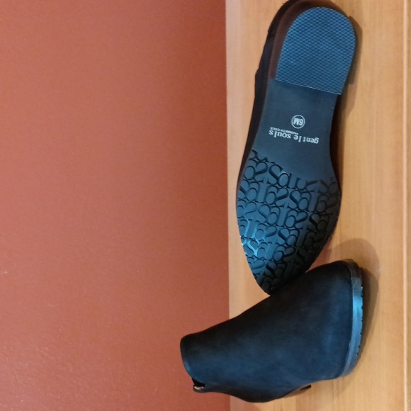 gentle souls Shoes - Gentle Souls by Kenneth Cole, 6M Women's Neptune black suede Chelsea booties